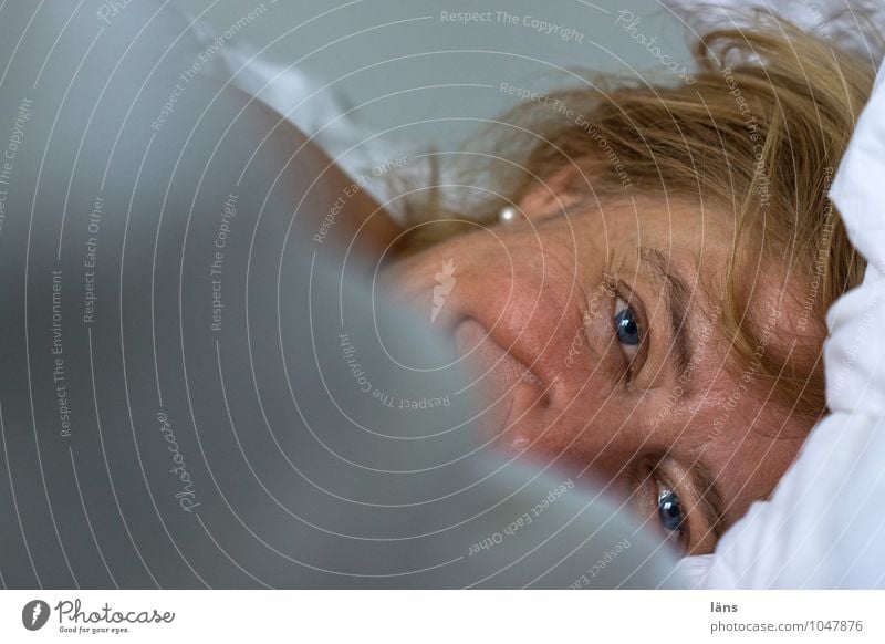 abgetaucht Bett Schlafzimmer Mensch feminin Frau Erwachsene Leben Kopf Haare & Frisuren Gesicht Auge 1 45-60 Jahre blond beobachten liegen Blick warten