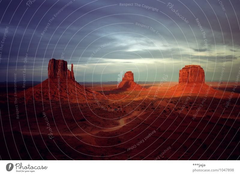 photogenic. Natur Landschaft Urelemente Erde Felsen Wüste Freiheit Navajo-Gebiet Sandstein Monument Valley monumental rot Wilder Westen Erosion Berge u. Gebirge