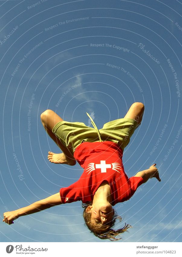 Backflip Rückwärtssalto Trampolin rot grün Salto springen Schweiz Österreich frei Geschwindigkeit kopfvoran Wolken Freude Leistung Akrobatik Haare & Frisuren