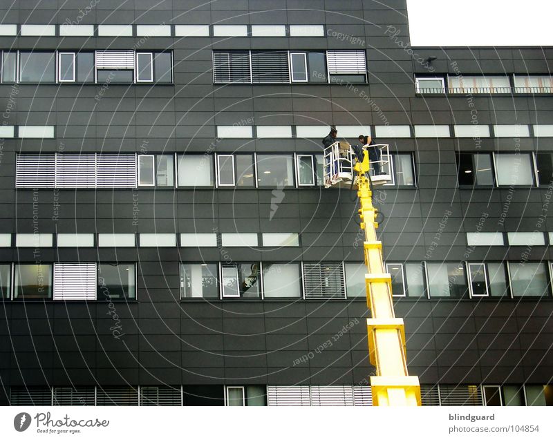 We Wisch You Well Haus Hochhaus Fenster Kran Bürogebäude Gebäude schwindelfrei groß gelb dunkel schwarz Durchblick Einblick 2 Arbeiter dreckig Stahl Beton