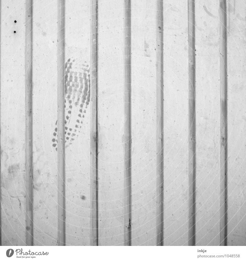 Garagentor (klemmt) Mauer Wand Fassade Tor Metall Zeichen Fußspur Linie Streifen Abdruck dreckig hässlich trist grau Gefühle Wut Ärger Frustration trotzig