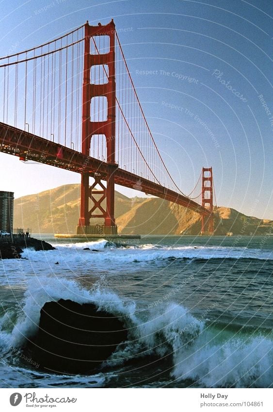 DIE rote Brücke... Golden Gate Bridge Stahl Wellen Wellengang Meer San Francisco Schaum Surfer Küste träumen Hängebrücke Gischt Blauer Himmel USA