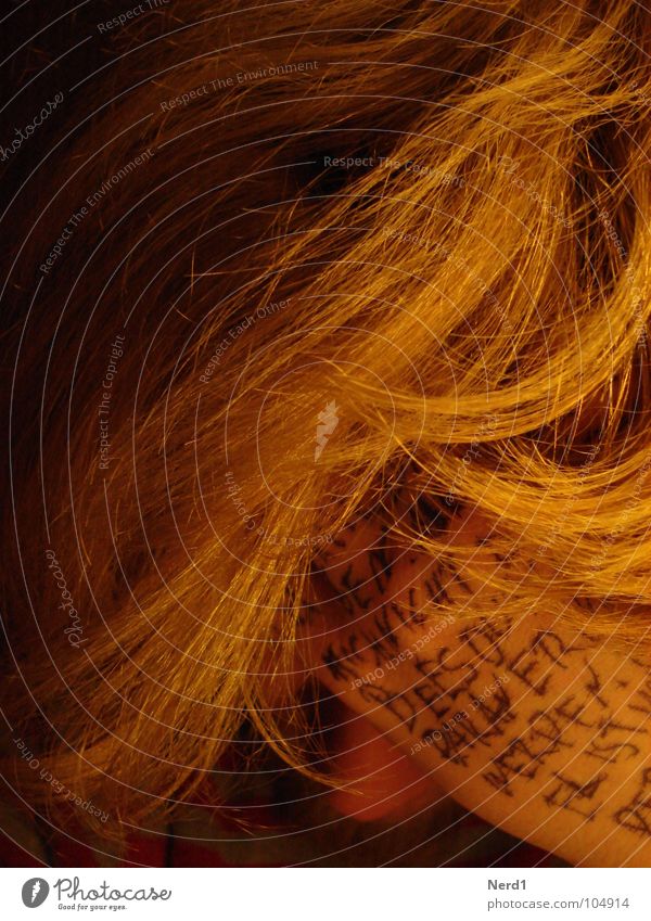 Desperate gelb Hand Mann dunkel blond Haare & Frisuren Schriftzeichen Haarsträhne Bildausschnitt Anschnitt Detailaufnahme Text Lateinische Schrift Großbuchstabe
