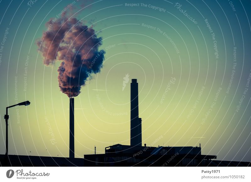 Rauchender Industrieschlot und Heizkraftwerk in der Abenddämmerung Energiewirtschaft Kohlekraftwerk CO2-Ausstoß Emission Abgas Industrieanlage Schornstein