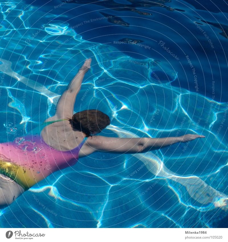 Freischwimmerin Schwimmbad Ferien & Urlaub & Reisen tauchen Badeanzug Frau Sommer Wassersport Außenaufnahme Regenbogen Sport Spielen untergehen untertauchen