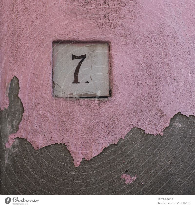 7. Italien Haus Bauwerk Gebäude Mauer Wand Fassade Stein Ziffern & Zahlen rosa Hausnummer Altbau alt abblättern Farbstoff Riss Patina grau Farbfoto