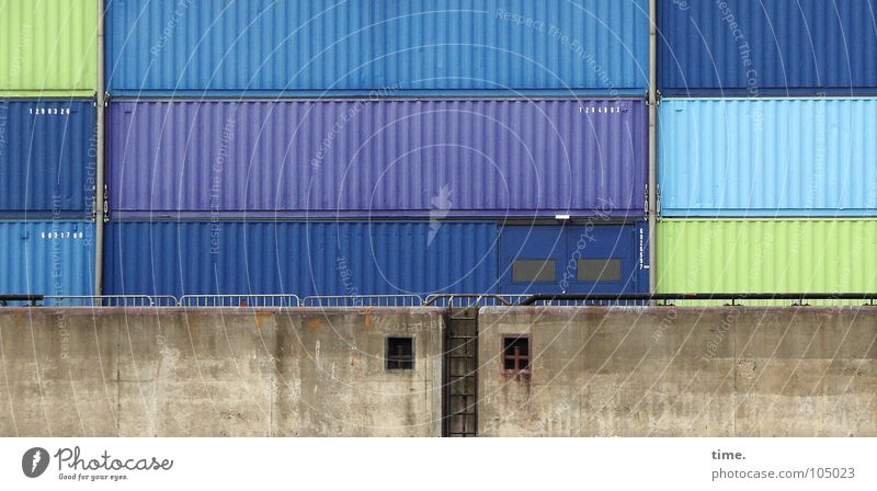 Keksdosen XXXXXXXL Farbfoto Außenaufnahme Tag Meer Industrie Güterverkehr & Logistik Hafen Mauer Wand Wasserfahrzeug Container Verpackung Dose Stein Beton Stahl