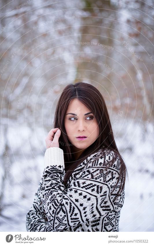 /// feminin Junge Frau Jugendliche 1 Mensch 18-30 Jahre Erwachsene Umwelt Natur Winter Schnee brünett schön kalt Farbfoto Außenaufnahme Tag