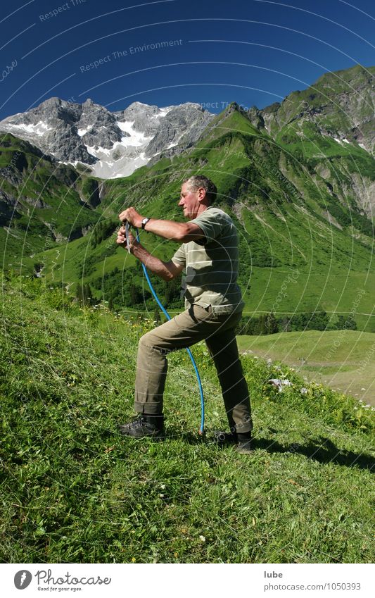 Bergbauer 3 Landwirtschaft Forstwirtschaft 1 Mensch 60 und älter Senior Umwelt Natur Landschaft Wolkenloser Himmel Sommer Schönes Wetter Berge u. Gebirge Gipfel