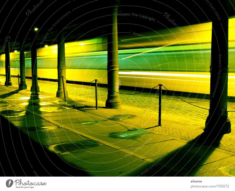 tutu nana gelb grün Stab streben Straßenbahn Fußgänger Pfütze Banane Langzeitbelichtung Geschwindigkeit fahren Nacht Dresden Neustadt Brücke woodm wald Säule