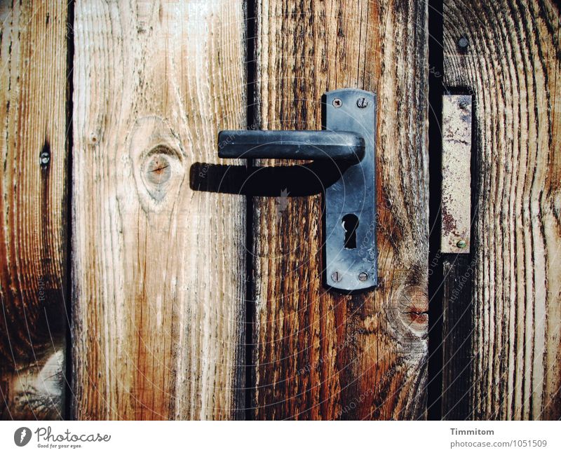 Hüttengaudi | Man hatte mir ein Schloss versprochen Tür Türschloss Griff Beschläge Schraube Holz Metall warten dunkel einfach braun schwarz Gefühle Maserung