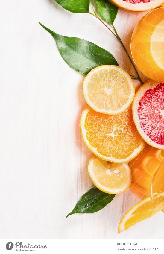 Zitrusfrüchte in Scheiben geschnitten Lebensmittel Frucht Orange Ernährung Frühstück Bioprodukte Vegetarische Ernährung Diät Limonade Saft Glas Stil Design