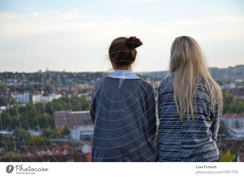 zu zweit ist man weniger allein feminin Junge Freundschaft Jugendliche Erwachsene 2 Mensch 18-30 Jahre Würzburg Stadt brünett blond langhaarig Zopf beobachten