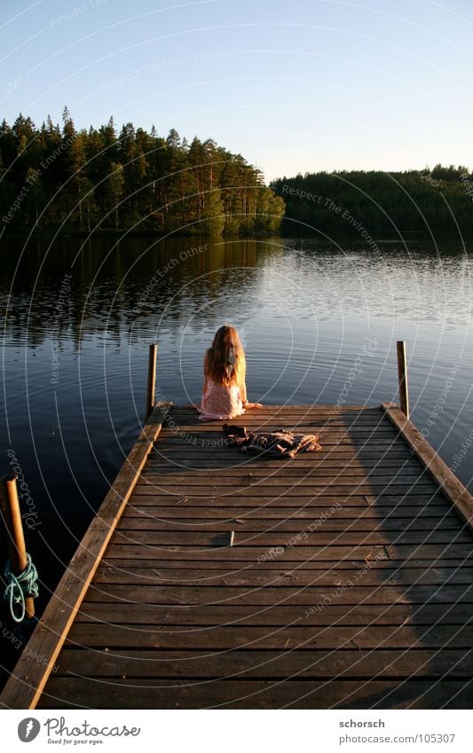 Bootsteg Steg Junge Frau Holz Wald See Sonnenuntergang Wasser Schweden