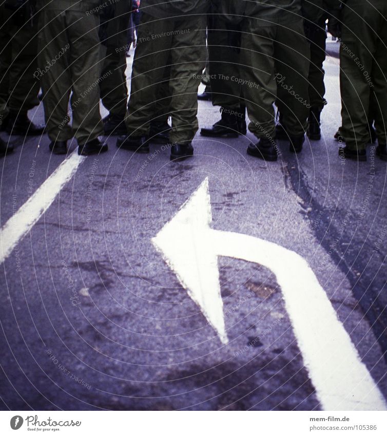 linksabbieger Bundespolizei G8 Gipfel Konflikt & Streit Asphalt Schuhe Stiefel Demonstration Polizist grün Straßensperre Helfer Menschengruppe Sicherheit