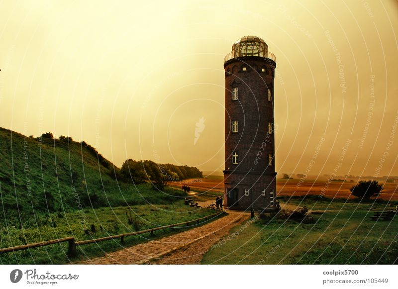 Peilturm am Kap Arkona Leuchtturm Rügen Meer Ferien & Urlaub & Reisen Strand Wasserfahrzeug Licht Lampe Wiese Küste gelb rot weiß Wolken schlechtes Wetter