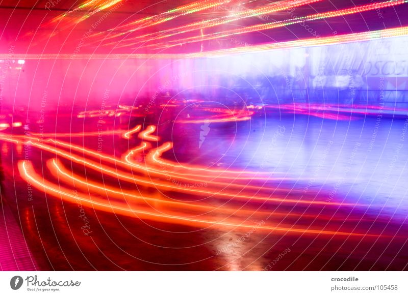 autoscooter l Auto-Skooter Jahrmarkt Bayern Geschwindigkeit Nebel mehrfarbig Elektrizität Langzeitbelichtung rot violett rosa Freizeit & Hobby Licht PKW