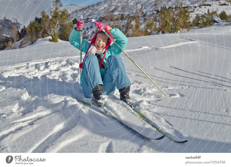 Junges Mädchen hebt nach dem Fall am nordischen Skiort an Lifestyle Freude Erholung Ferien & Urlaub & Reisen Winter Schnee Berge u. Gebirge Stuhl Sport