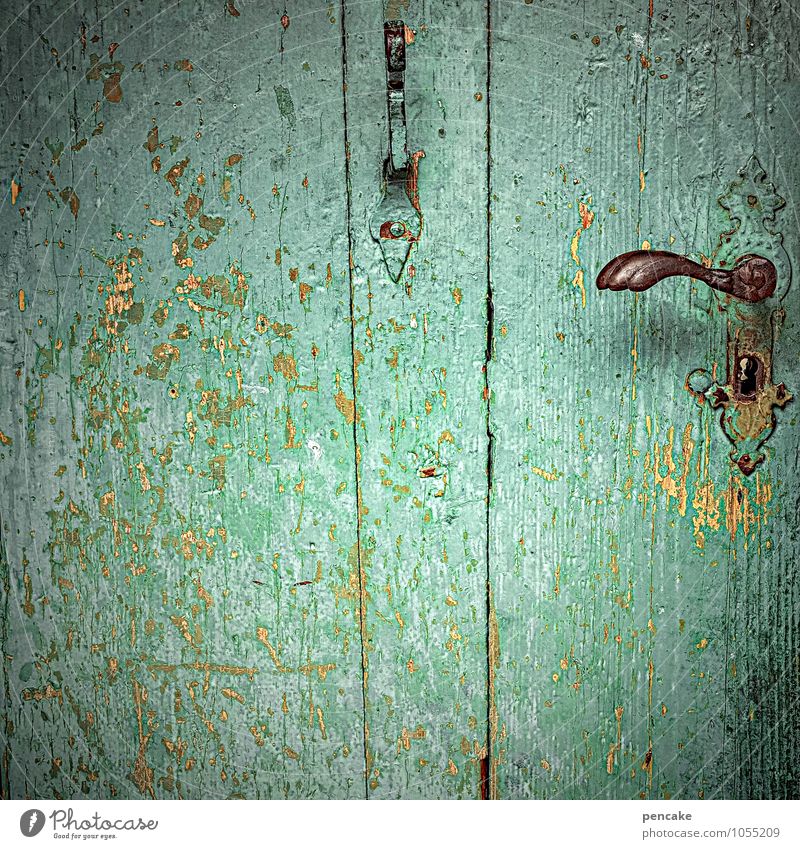 grüner wirds nicht Tür Holz Zeichen ästhetisch türkis Schlüsselloch verfallen Haken Griff altmodisch Lack abblättern Farbfoto Außenaufnahme Nahaufnahme