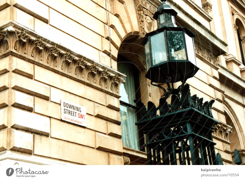Home of "THE BLAIR" London Haus Laterne England Großbritannien Straßennamenschild Regierung Gebäude Architektur Downing Street Regen wählen Blair Tony