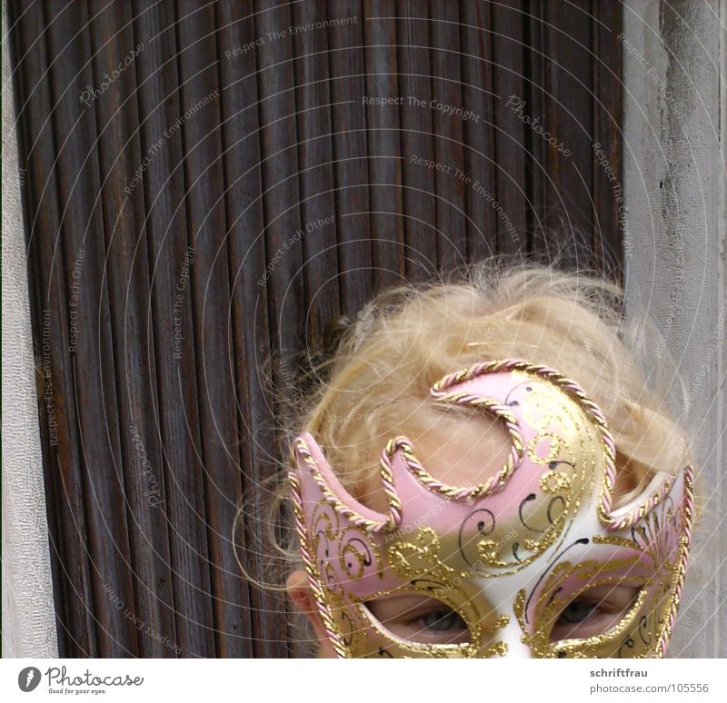 Maskenprinzessin Venedig rosa blond Mädchen Italien Kind Angst Holz braun schön Karneval Tür Geheimniss gold Auge glänzend verstecken