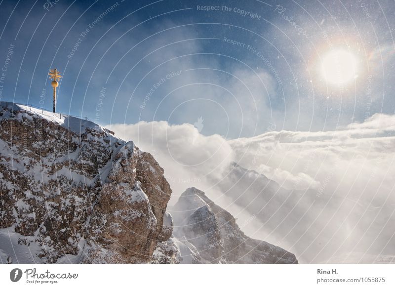Kreuz Umwelt Landschaft Himmel Wolken Sonne Winter Schönes Wetter Alpen Berge u. Gebirge Schneebedeckte Gipfel kalt Zugspitze Gipfelkreuz Schneefall Beleuchtung