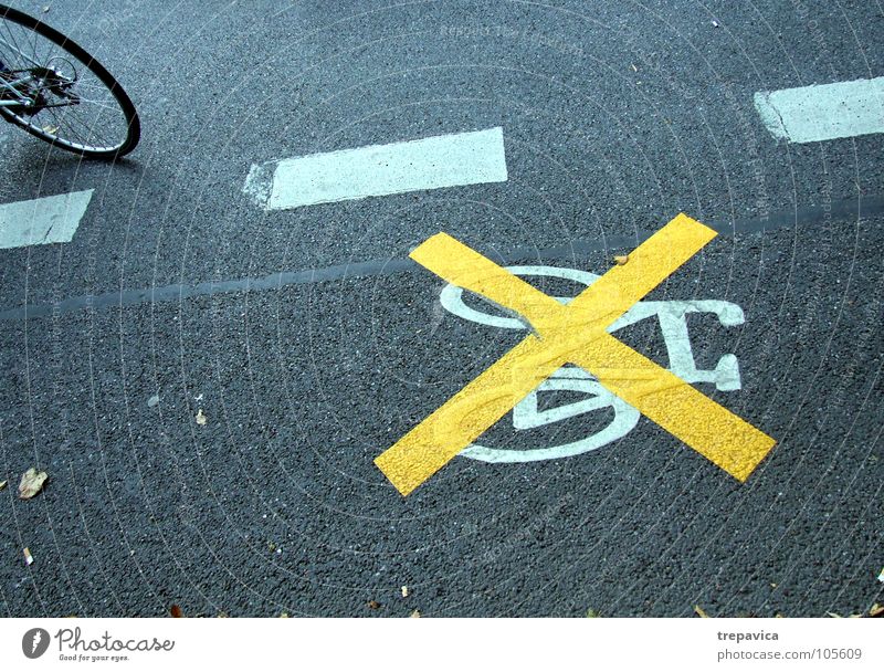 verbot Verbotsschild Verbote Straßennamenschild Fahrrad gelb Beton ignorieren weiß Hinweisschild pictogram sign grey street Bodenbelag durchgestrichen Linie