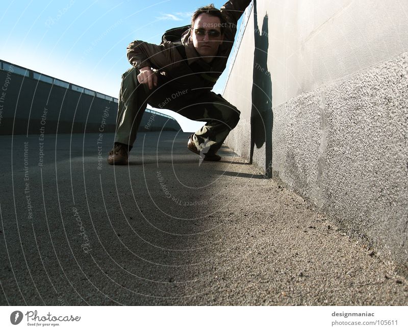 Gotcha! Matrix Stil extrem Beton grau schwarz Mann springen Schweben Luft dunkel 100 Held Fluchtpunkt Wand Mauer Zukunft 2100 Endzeitstimmung Physik