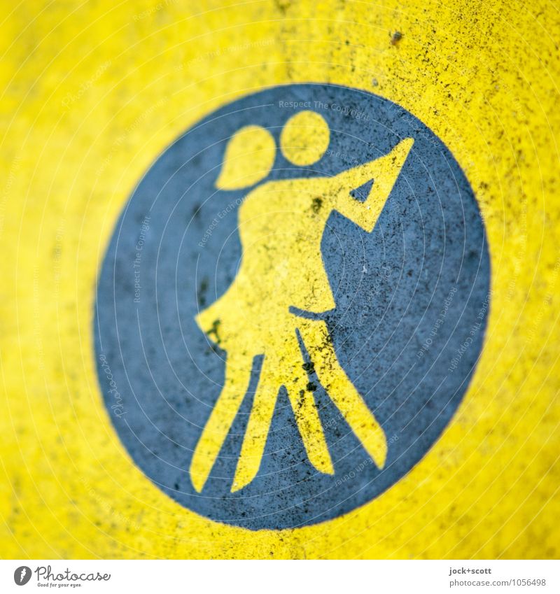 Symbol für Tanzschule Tanzen Sportstätten Tänzer Piktogramm DDR lackiert Hinweisschild Bewegung dreckig retro Klischee gelb Leidenschaft Ostalgie Comic