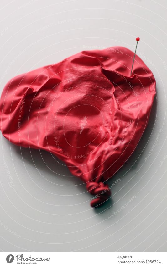 Aus. Stil Design Luftballon Stecknadel Herz liegen ästhetisch trendy kaputt rot Gefühle Laster Mut authentisch Tod Liebeskummer Enttäuschung Eifersucht
