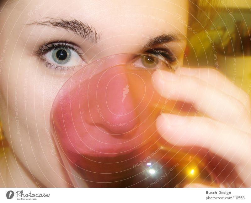 Die Augen Blick Unschärfe Frau trinken feminin Pupille Glas Gesicht Augenbraun