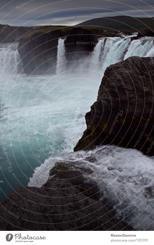 Goðafoss Godafoss Island feucht nass Elektrizität strömen fließen beeindruckend fantastisch Gischt Nebel Wasserdampf grün zyan Felsspalten Wolken