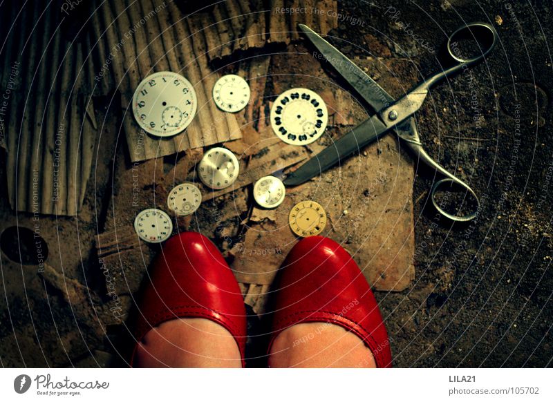 Wie doch die Zeit vergeht Schuhe rot Damenschuhe Ziffern & Zahlen Uhr Frau geschnitten verfallen kaputt alt Schere Uhrenzeiger Karton Bodenbelag Fuß altmodisch