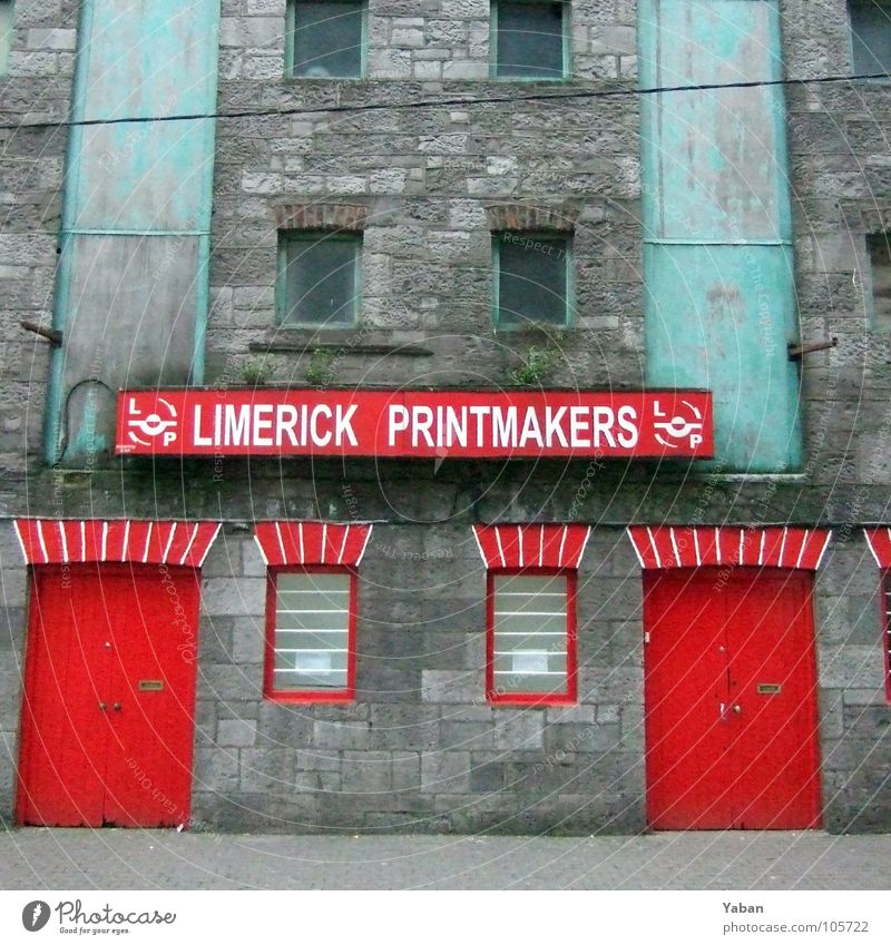 I see a red door ... Limerick rot Werkstatt Fabrik Industrie Schilder & Markierungen Dienstleistungsgewerbe Republik Irland rote Tür rote Fenster