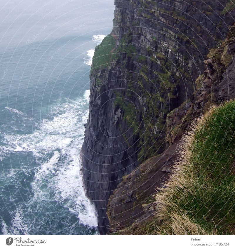 am Rand ... Atlantik Klippe Nebel Wellen Meer Gischt Am Rand Strand Küste gefährlich Panorama (Aussicht) Republik Irland Westküste Cliffs Moher grüne Insel Wind