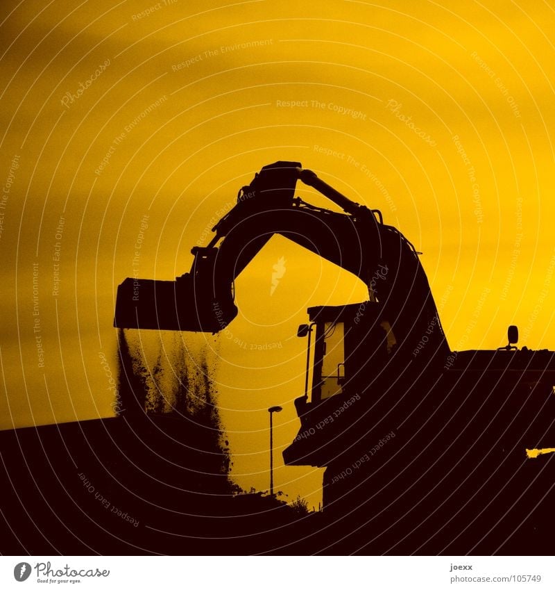 Silhouette von Bagger wirft Erde aus der Schaufel ab aufschütten Graben Baustelle Hügel Gegenlicht gelb Grubengrabgerät Maschine Sand ausheben aushub