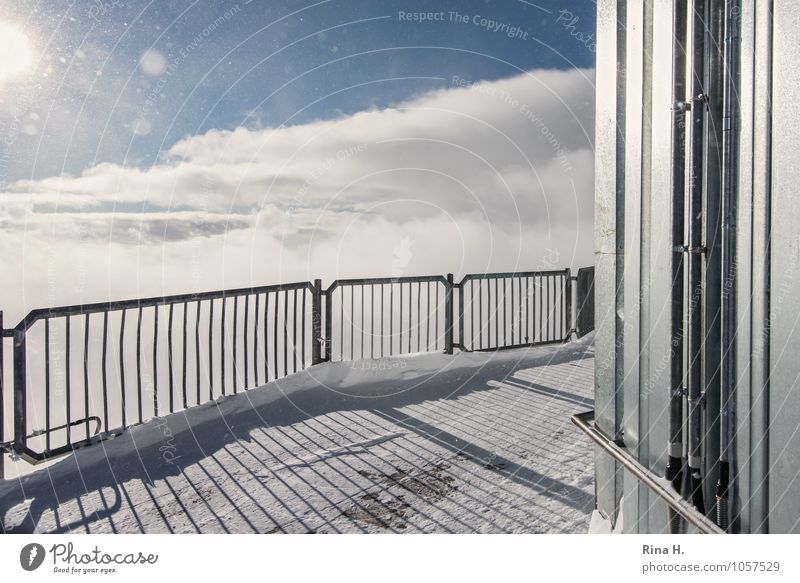 Über den Wolken Winter Schönes Wetter Eis Frost Schnee Schneefall Mauer Wand Fassade Terrasse hell hoch Zugspitze Aussicht Treppengeländer Grenze Barriere