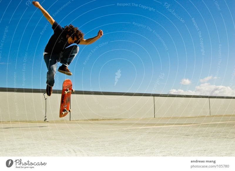 Der geht noch -> Pop Shove-it Skateboarding Mann Himmel Wolken Mauer Parkhaus drehen Drehung rotieren springen Stil fliegen Athlet Aktion Trick Extremsport man