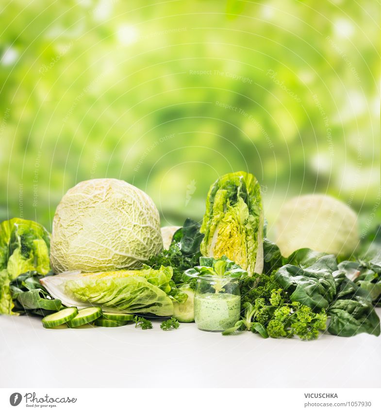 Grünes Gemüse und Smoothie im Glas Lebensmittel Salat Salatbeilage Kräuter & Gewürze Ernährung Frühstück Bioprodukte Vegetarische Ernährung Diät Getränk Saft