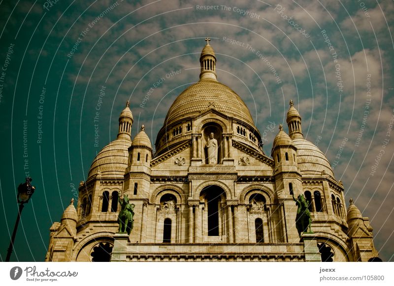 Nicht ohne eine Laterne Sacré-Coeur Dach Frankreich Hügel Jeanne d'Arc Statue Kuppeldach Montmartre Paris Katholizismus rund Tourismus Wallfahrtskirche Wolken
