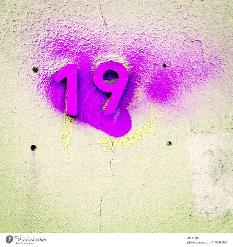 19 Stil Mauer Wand Farbstoff Ziffern & Zahlen einfach trendy violett Farbe Hausnummer primzahl Farbfoto Außenaufnahme Nahaufnahme Textfreiraum rechts