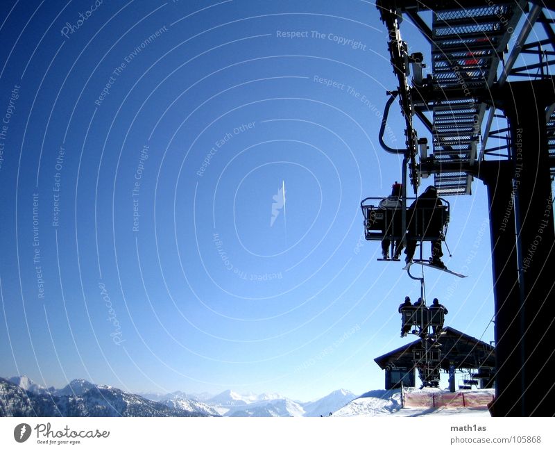 Gipfel entgegen schweben Skier Sesselbahn Strebe Winter kalt Riesenrad Berge u. Gebirge Schnee Skilift aufwärts Kondensstreifen Luftverkehr Mast