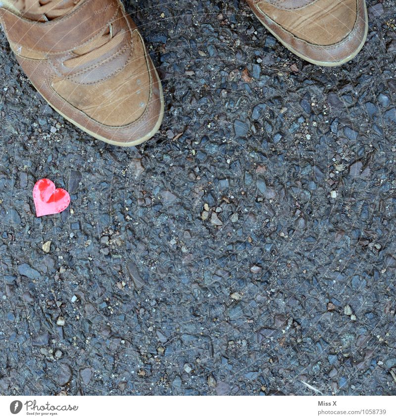 Das Glück liegt auf der Straße Flirten Valentinstag Mensch Beine Fuß 1 Fußgänger Wege & Pfade Schuhe Kitsch Krimskrams Herz Gefühle Stimmung Liebe Verliebtheit