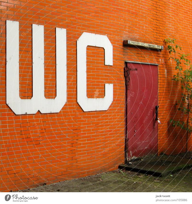 WC ZU Charlottenburg Gebäude Tür Schilder & Markierungen dreckig retro orange Dienstleistungsgewerbe geschlossen Wandverkleidung Öffentlich schäbig Typographie
