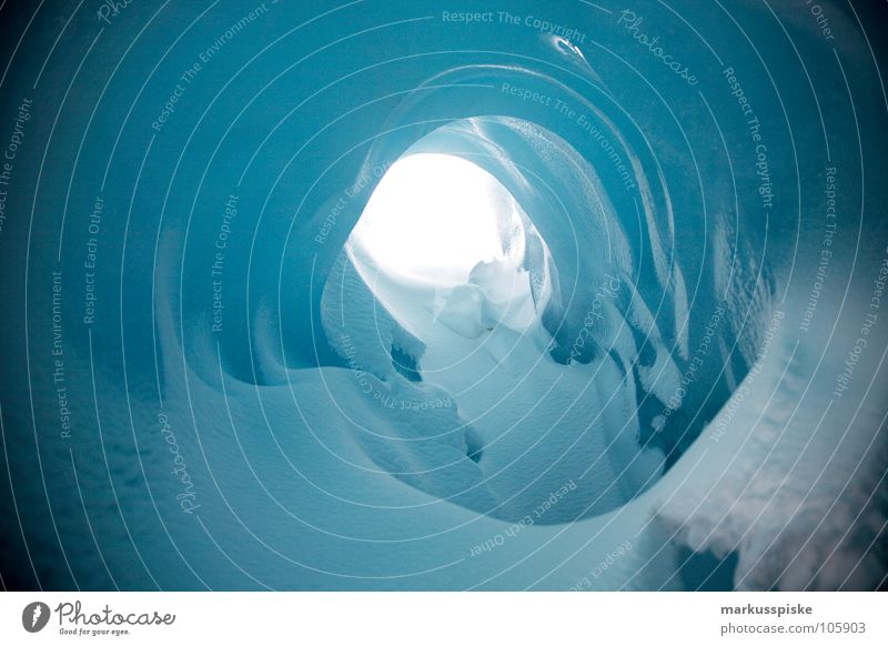 das ewige eis kalt Gletscher dunkel Urzeit Ewigkeit gefroren Talgletscher Alpen Schweiz massiv Eis Schnee Kristallstrukturen Loch hell Schatten Zentralalpen