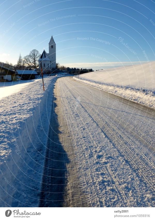 Winterausrüstung empfehlenswert... Sonnenlicht Eis Frost Schnee Alpen Dorf Menschenleer Kirche Verkehrswege Straße Wege & Pfade kalt weiß Einsamkeit