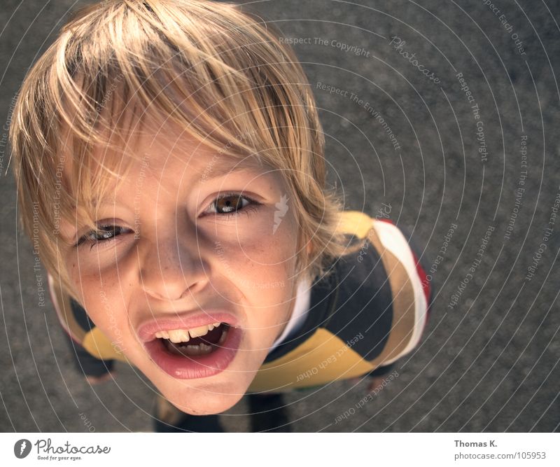 What ? Kind Junge Spielen Sommer Fragen Porträt Gesichtsausdruck Schüler Blick oben Perspektive Schulkind Wind Zähne