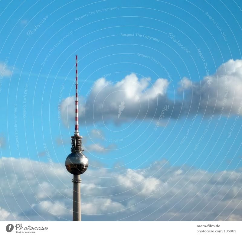 himmel über... Wahrzeichen Osten Berlin Wolken schlechtes Wetter Tourismus Tourist Sightseeing Kunst Alexanderplatz Hochhaus Radio terrestrisch Überwachung