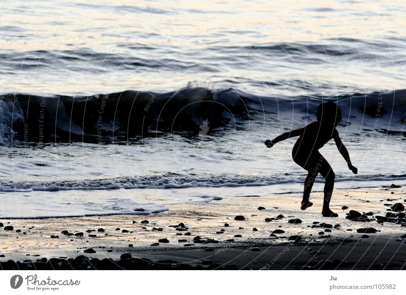 _ Kind springt Ferien & Urlaub & Reisen Meer Monster Sonnenuntergang Spielen springen Wellen Strand Freude Kontrast Trampeln Wasser Sand