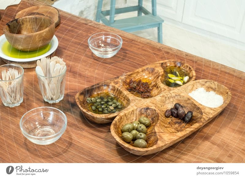 Oliven in einer Holzschale zum Probieren. Gemüse Frucht Essen Vegetarische Ernährung Schalen & Schüsseln Tisch Restaurant Natur Blatt frisch grün schwarz